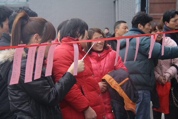 辭新春，迎元宵，全體員工踴躍上演燈謎會(huì)！